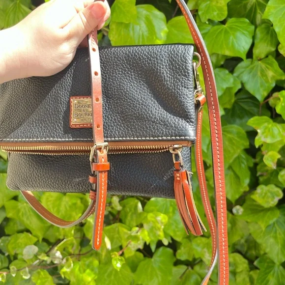 Dooney & Bourke Black Pebbled Leather Zipper Clutch Crossbody Bag Red Interior - Picture 5 of 16